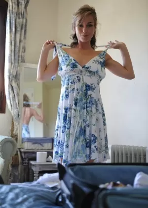 Красивая девушка Мелани Уолш сбрасывает свое платье, чтобы надеть бикини, демонстрируя свои сиськи