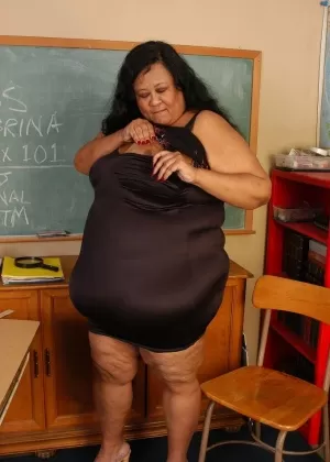 Потрясающая толстая зрелая Алексис демонстрирует свои горячие большие сиськи