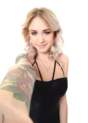 Татуированная блондинка Артея сбрасывает маленькое черное платье и туфли на каблуках, чтобы обнажиться догола