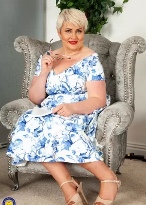 Зрелая толстушка блондинка занимается сексом от первого лица с большим черным членом