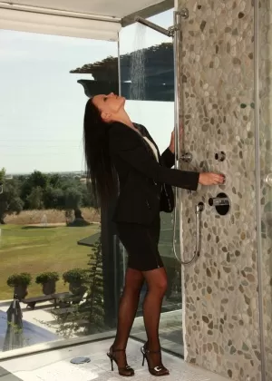 Горячая британская блондинка Люси Зара мочит свои большие сиськи и киску частично одетая