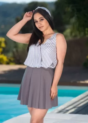 Горячая блондинка освобождает свои сиськи от топа бикини, находясь в гидромассажной ванне на открытом воздухе