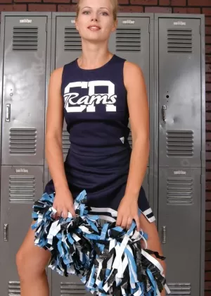 Евро мама и болельщица трахаются пальцами и лижут друг другу киски