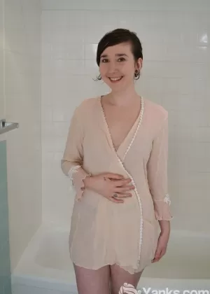 Брюнетка любительница Аликс показывает свои большие сиськи и попку, прежде чем намочить свою киску