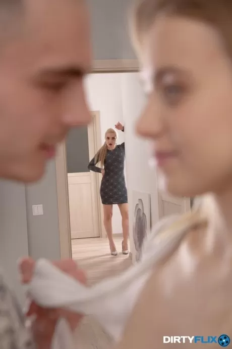 Молодая девушка Лайтфэйри и ее мачеха Кэти Кисс разделяют поцелуй со спермой во время сек 2