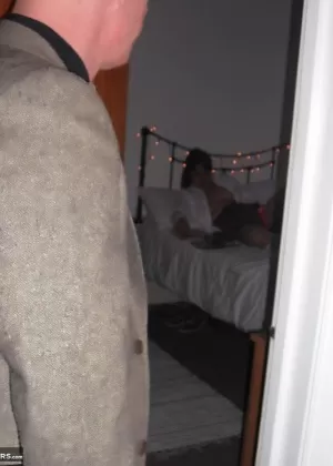 Любительские цыпочки Яна Пафф и Сара Дарк дрочат пизды дилдо во время лесбийского секса