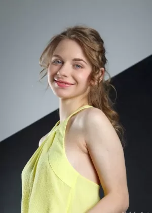 Сладкая молоденькая Сия полностью раздевается на кожаном диване.