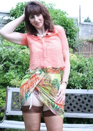 Горячая девушка Ава Блэк снимает серебряное платье для фотосессии обнаженной натуры