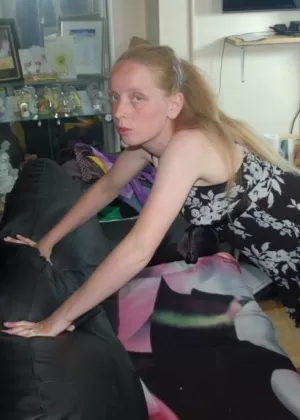 Пожилая шлюха Кира раздвигает голую киску на лестнице на высоких каблуках