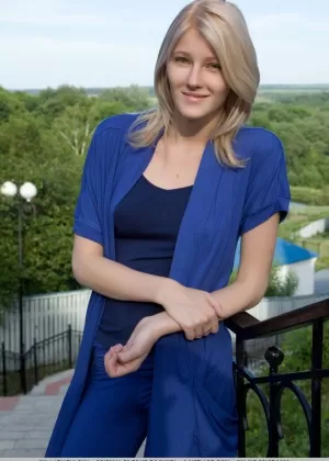 Симпатичная блондинка Мила И показывает маленькие сиськи горячую попку крупным планом в босых ногах