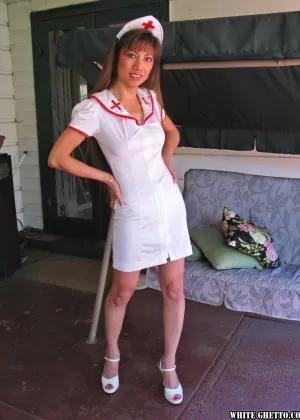 Грудастая индийская женщина-полицейский Прия Рай занимается сексом от первого лица с большим белым членом