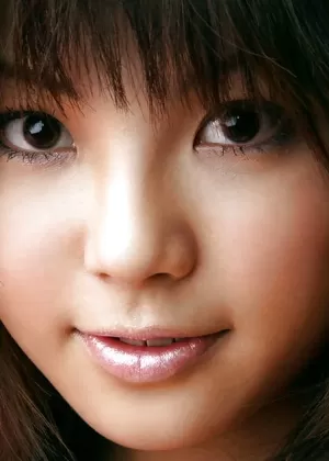 Молодые блондинки лесбиянки прижимаются друг к другу на столе после секса в классе