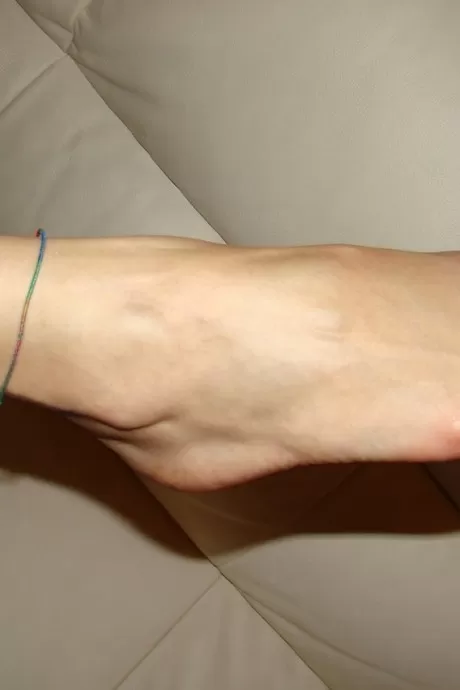 Симпатичная азиатка Агнес засовывает палец в свою розовую киску после раздевания