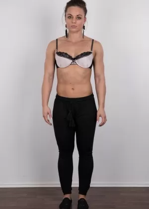 Мускулистая самка Анжела Сальваньо выставляет наружу свои свисающие половые губы и клитор