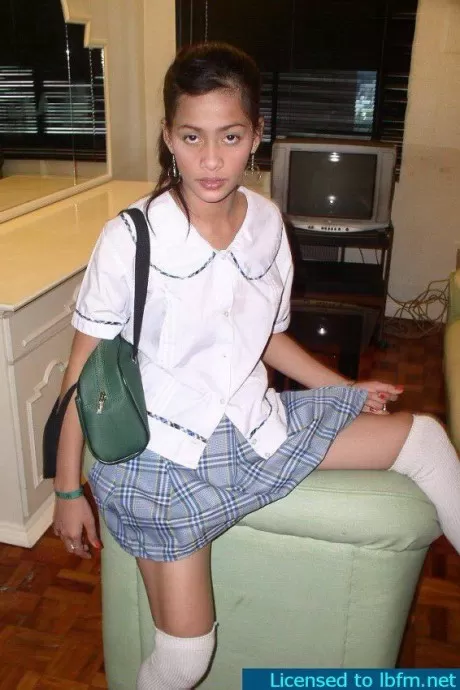 Азиатская школьница обнажает свои крошечные сиськи, прежде чем продемонстрировать свою бритую киску