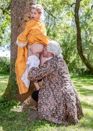 Косплей шлюха Изида выставляет напоказ свои большие сиськи в разнообразных сексуальных костюмах