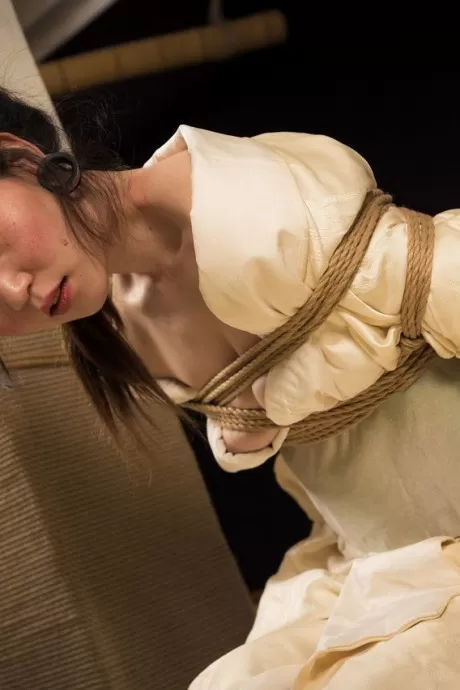 Азиатская модель Безупречный Мяу связана веревкой во время съемки Шибари