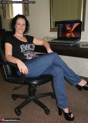 Брюнетка любительница Тиффани Линн снимает стринги в сторону, чтобы показать свою розовую киску