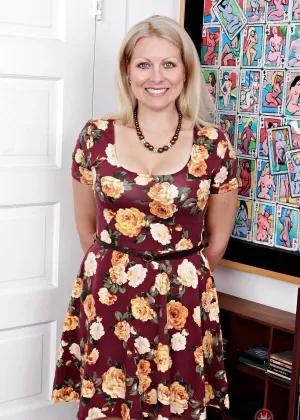 Пожилая блондинка МИЛФА Зои Тайлер сбрасывает трусики, чтобы обнажить гладкую щелочку