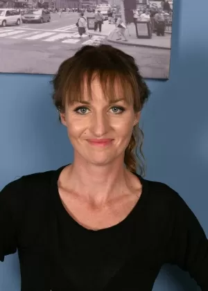 Татуированная худенькая зрелая Наташа Уайлд показывает маленькие сиськи крупным планом крошечную киску