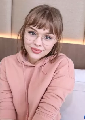 Симпатичная первокурсница Элл Лавленд надевает очки во время траха от первого лица