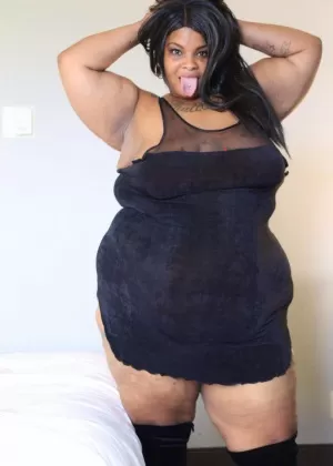 Негритянка SSBBW Кармель Сквиртц освобождает свою массивную задницу от черного платья