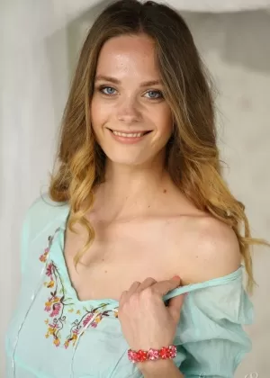 Горячие лесбиянки Алеска Даймонд Аврил Сан целуются во время раздевания догола