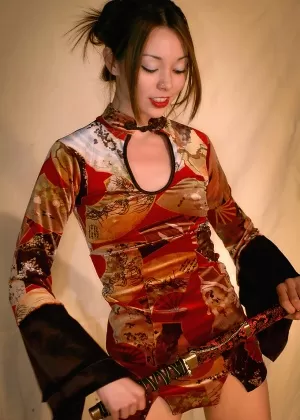 Любительская азиатская красотка Лаки обнажает плоскую грудь и проколотые соски