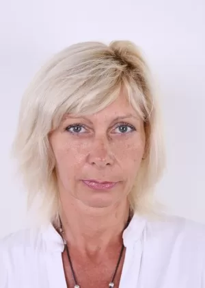 Пожилая евро леди Беата пробует позировать обнаженной, чтобы оплатить растущие счета