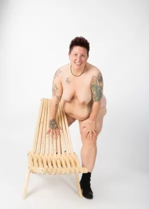 Латиноамериканка SSBBW Верука Дарлинг слизывает сперму со своих губ после ММФ секса