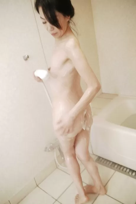 Очаровательная азиатская обслуживающая красотка Миа Лелани трахается с твердым парнем