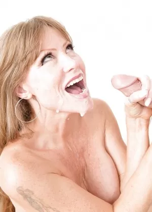 Грудастая блондинка щеголяет спермой в жопе после того, как ее дважды трахнули большие черные члены