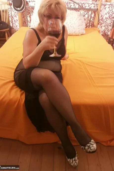 Подвыпившая горячая бабуля Каро раздвигает ноги на кровати в черных чулках
