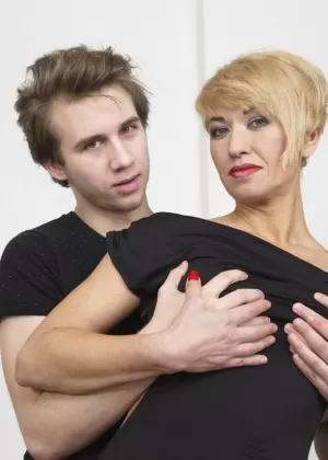 Пышногрудая пума с идеальными сиськами Ева Адамс пробует волосатый шланг