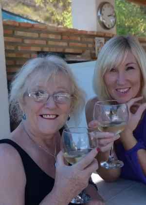 Латиноамериканка любительница сосет большой фаллоимитатор после мастурбации в автомобиле