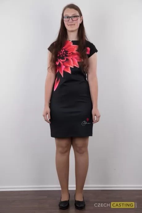 Занудная подросток Катерина стоит обнаженная настолько, насколько это возможно, если не считать ее очков в обнаже 2