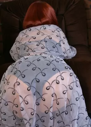 Горячая рыжая пожилая мамочка мисс Эбигейл показывает голую задницу и толстые ноги в нижнем белье