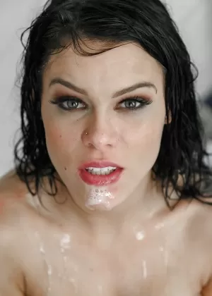 Горячая пожилая блондинка Эйден Старр ласкает свою мужскую задницу во время дрочки в душе