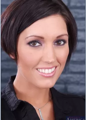 Учительница МИЛФ Дилан Райдер снимает с себя гладкое нижнее белье в библиотеке