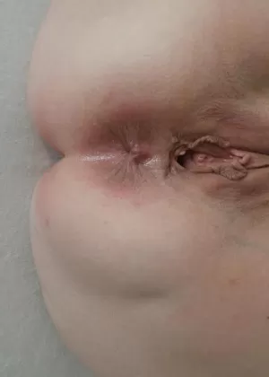 Горячая бабуля Кэт Китти мастурбирует после катания на велотренажере в коричневых чулках