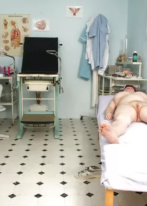 Противная пухленькая бабуля широко раздвигает свою волосатую пизду у гинеколога