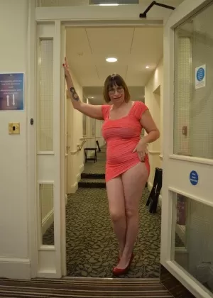 Тучная пенсионерка Великобритании бабушка Либби голышом ложится на диван в чулках