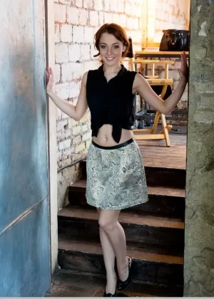 Тощая гламурная красотка Никия А обнажает крошечные сиськи и подстриженную вагину