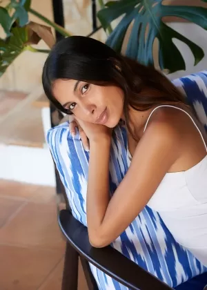 Молодая латиноамериканка Агата Вега подчеркивает свою аппетитную киску, лежа голой на кровати