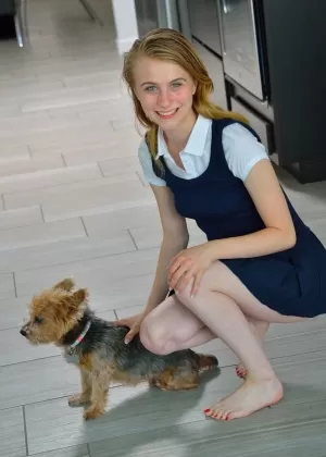 Школьница в униформе Кейша Грей красуется в своих носках