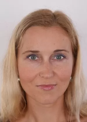 Блондинка любительница Каролина сбрасывает горячее нижнее белье для просмотра сосков крупным планом