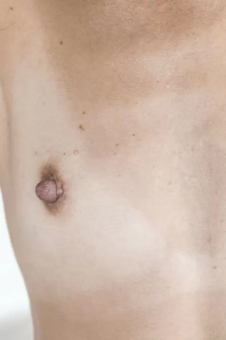 Худая зрелая женщина Бруна демонстрирует свое волосатое тело в обнаженном виде