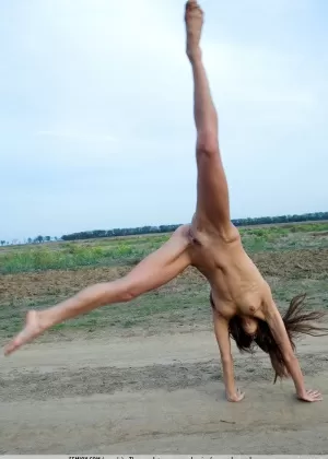 Балерина Харли Джейд демонстрирует сексуальную задницу после раздевания до гетр