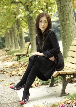 Горячая зрелая азиатка Триша мелькает голой юбкой раздвигает горячие ягодицы