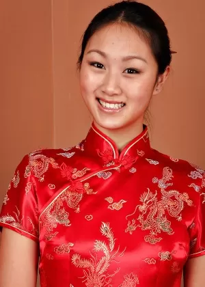 Любительская азиатская красотка модель Эвелин Лин показывает крошечные сиськи и бритую пизду